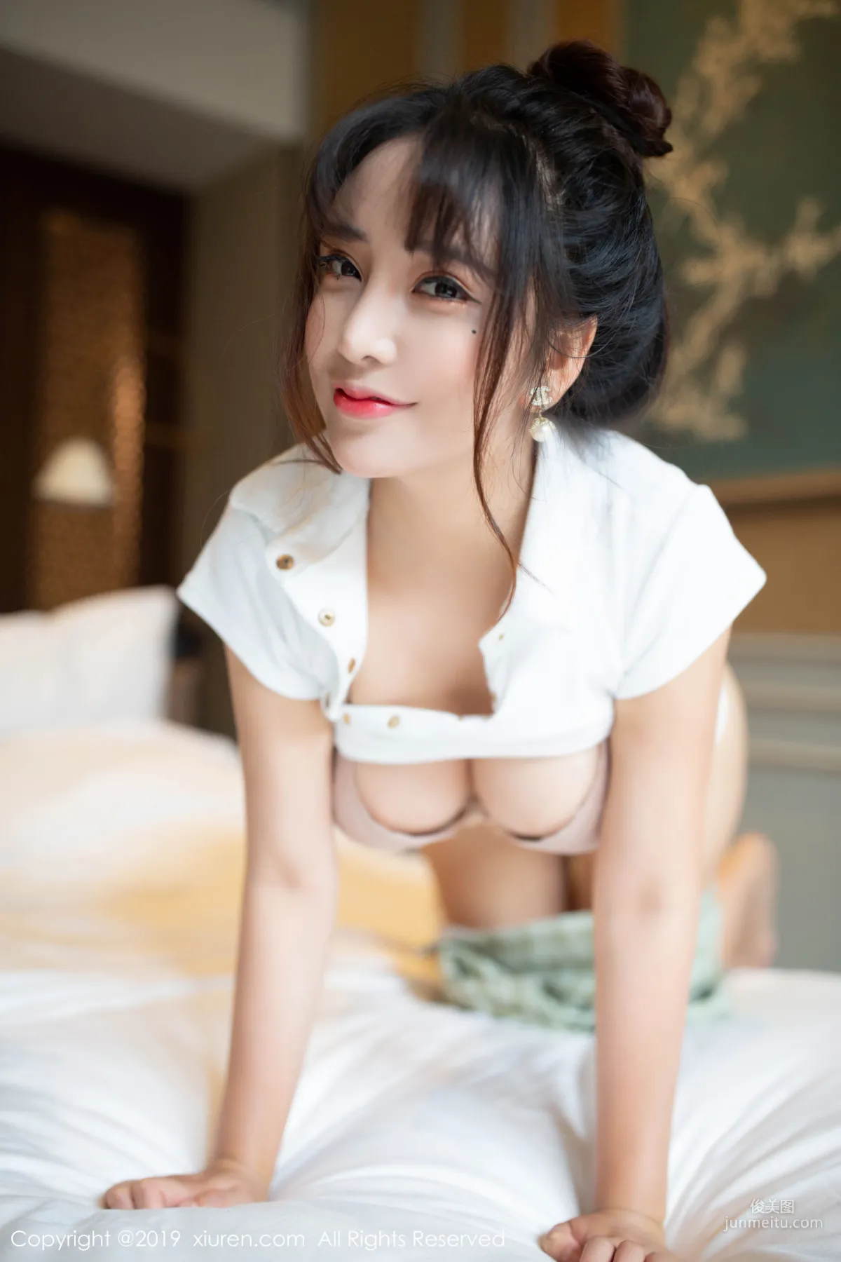 陶喜乐_lele《性感学生装下凹凸曼妙身姿》 [秀人XIUREN] No.1705 写真集