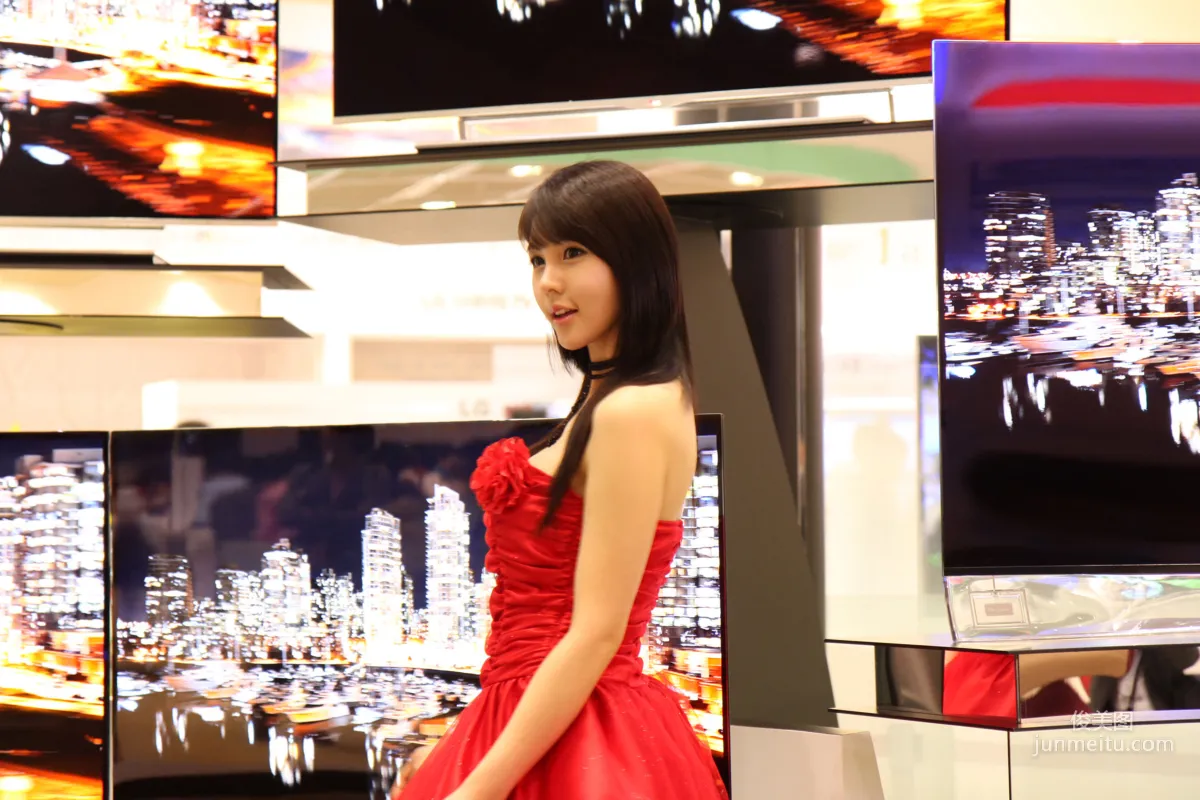 李智友《展厅红裙少女》图片合集