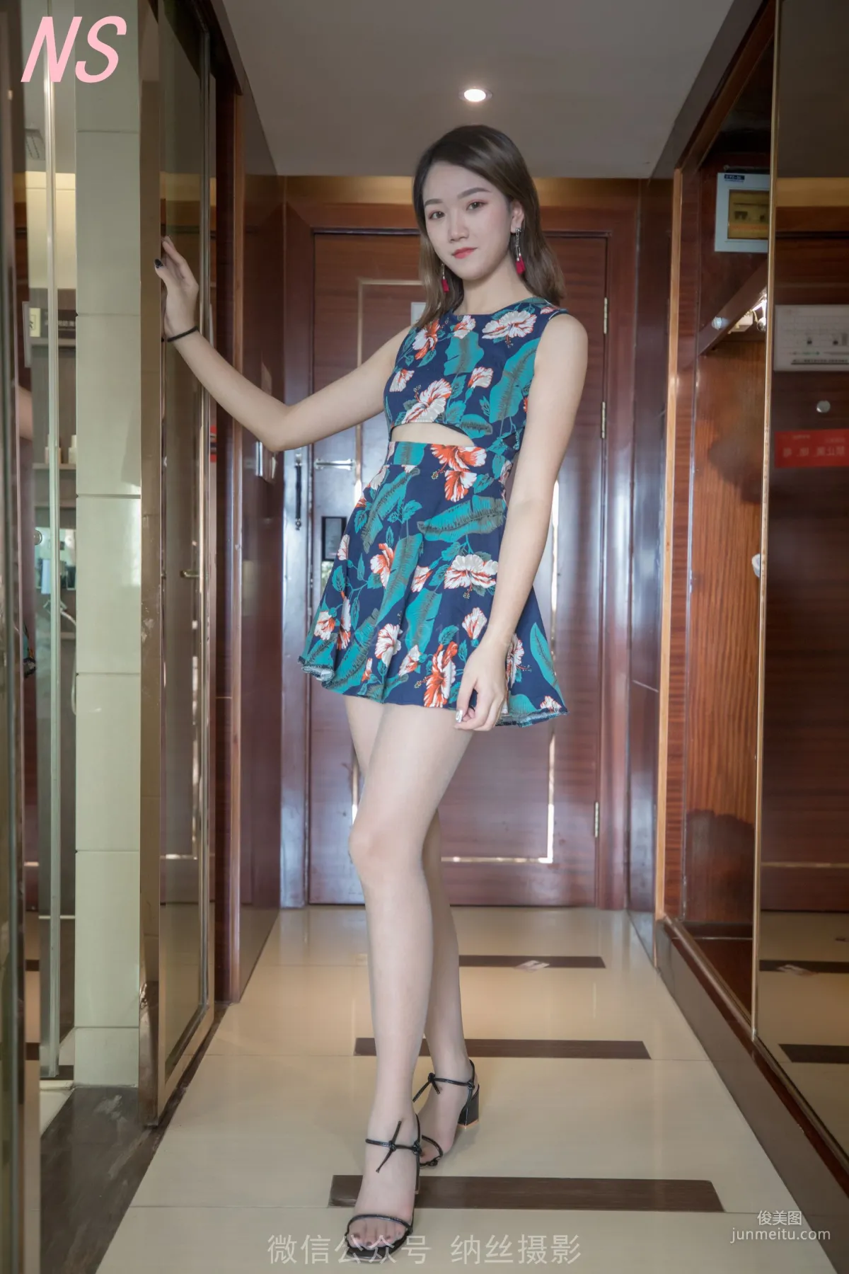 依依《超美腿无缝丝袜嫩脚》 [纳丝摄影] 写真集
