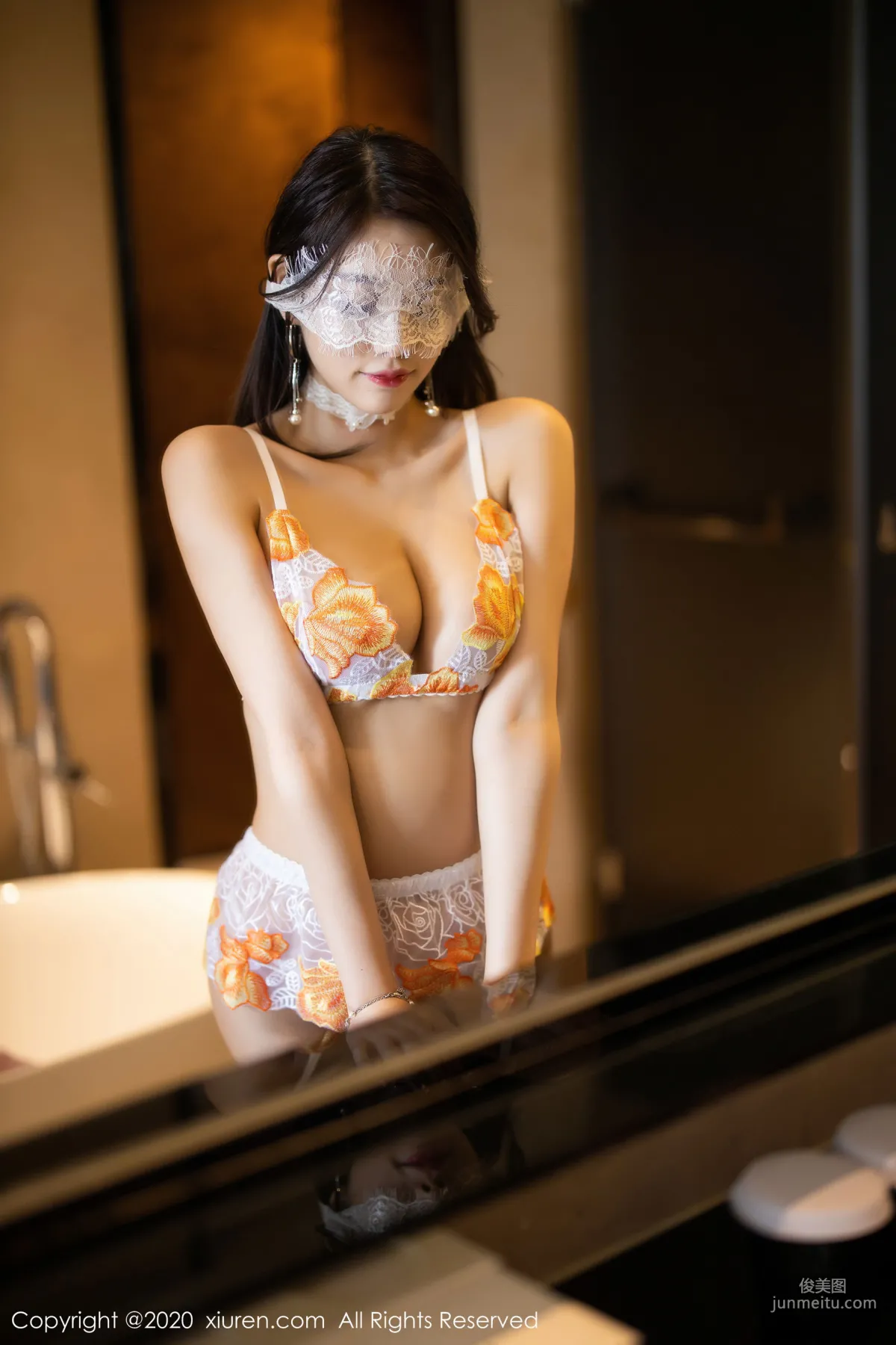 杨晨晨sugar《情趣蒙面与蕾丝吊袜的魅惑》 [秀人XIUREN] No.1989 写真集