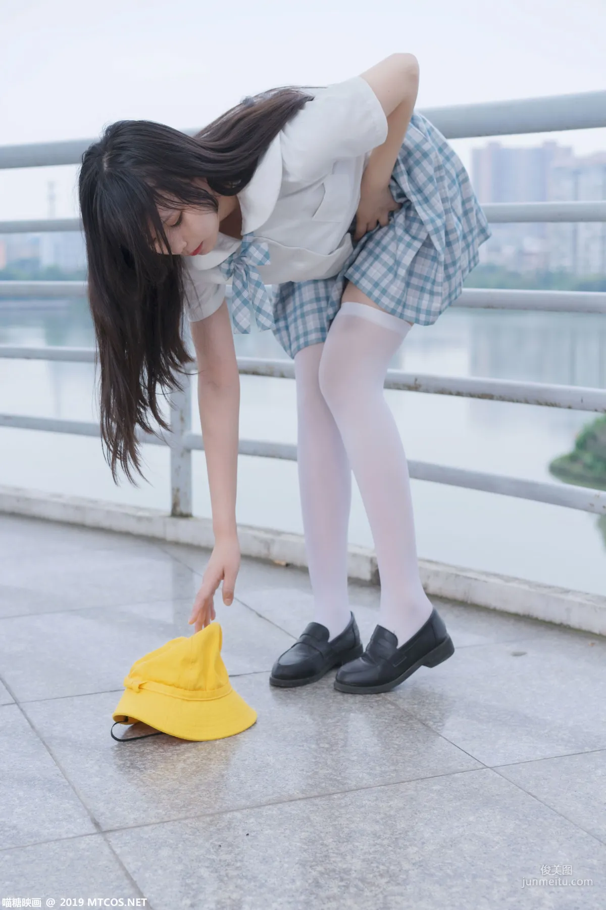 《白丝格子裙少女》 [喵糖映画] VOL.015 写真集
