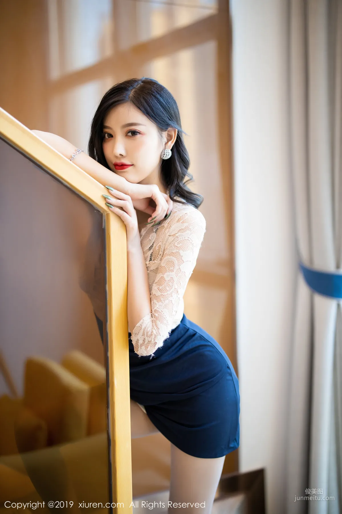 杨晨晨sugar《吊裙内衣与丝袜美腿》 [秀人XIUREN] No.1717 写真集