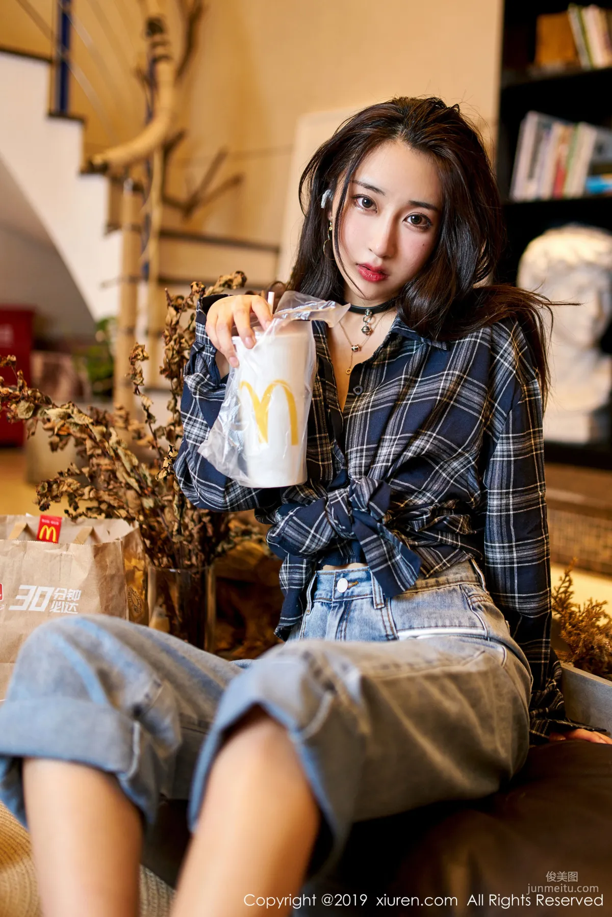 Betty林子欣《书架前内衣+牛仔裤的魅惑》 [秀人XIUREN] No.1847 写真集