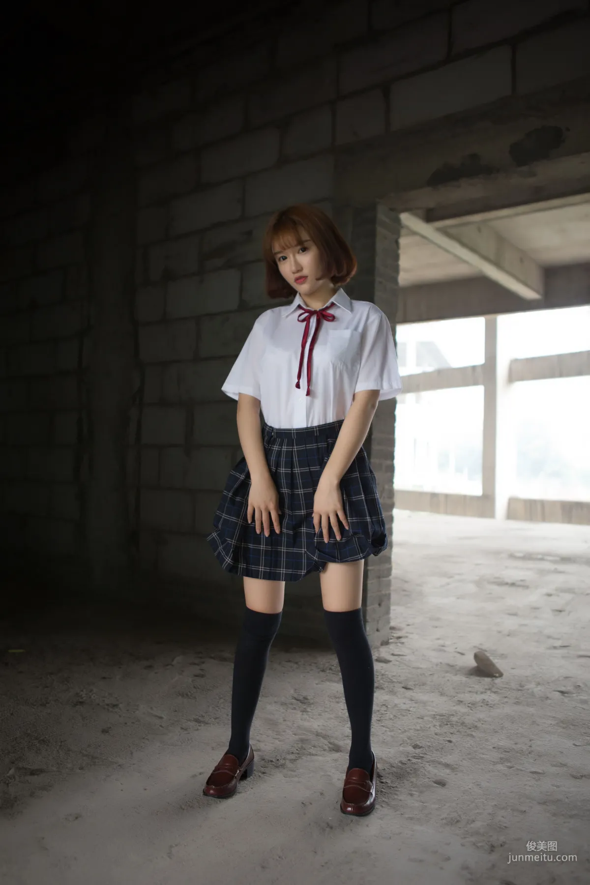k8傲娇萌萌Vivian 《学生装野外捆绑》 写真集