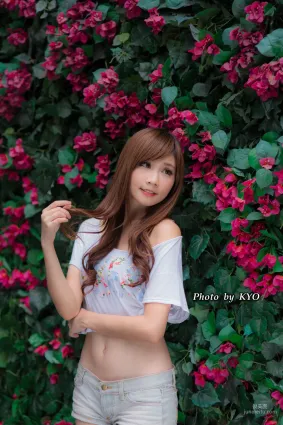 張雅筑Chu 《綻放 in 忠孝敦化外拍》写真集