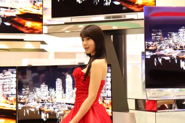李智友《展厅红裙少女》图片合集
