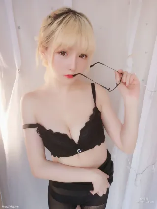 星之迟迟 《今晚加班包》 [福利COSPLAY] 写真集