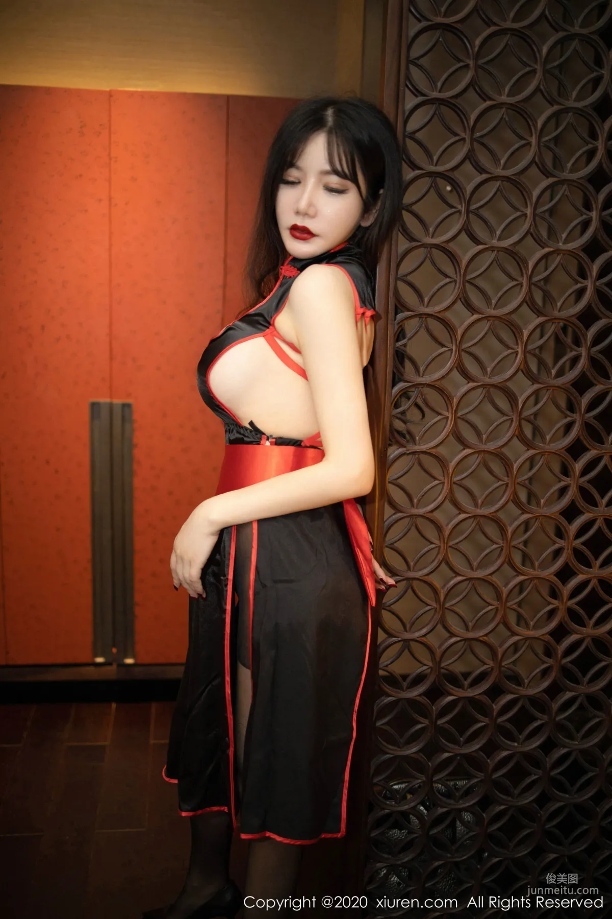 心妍小公主《魅惑情趣内衣与黑丝极致诱惑》 [秀人XIUREN] No.1950 写真集