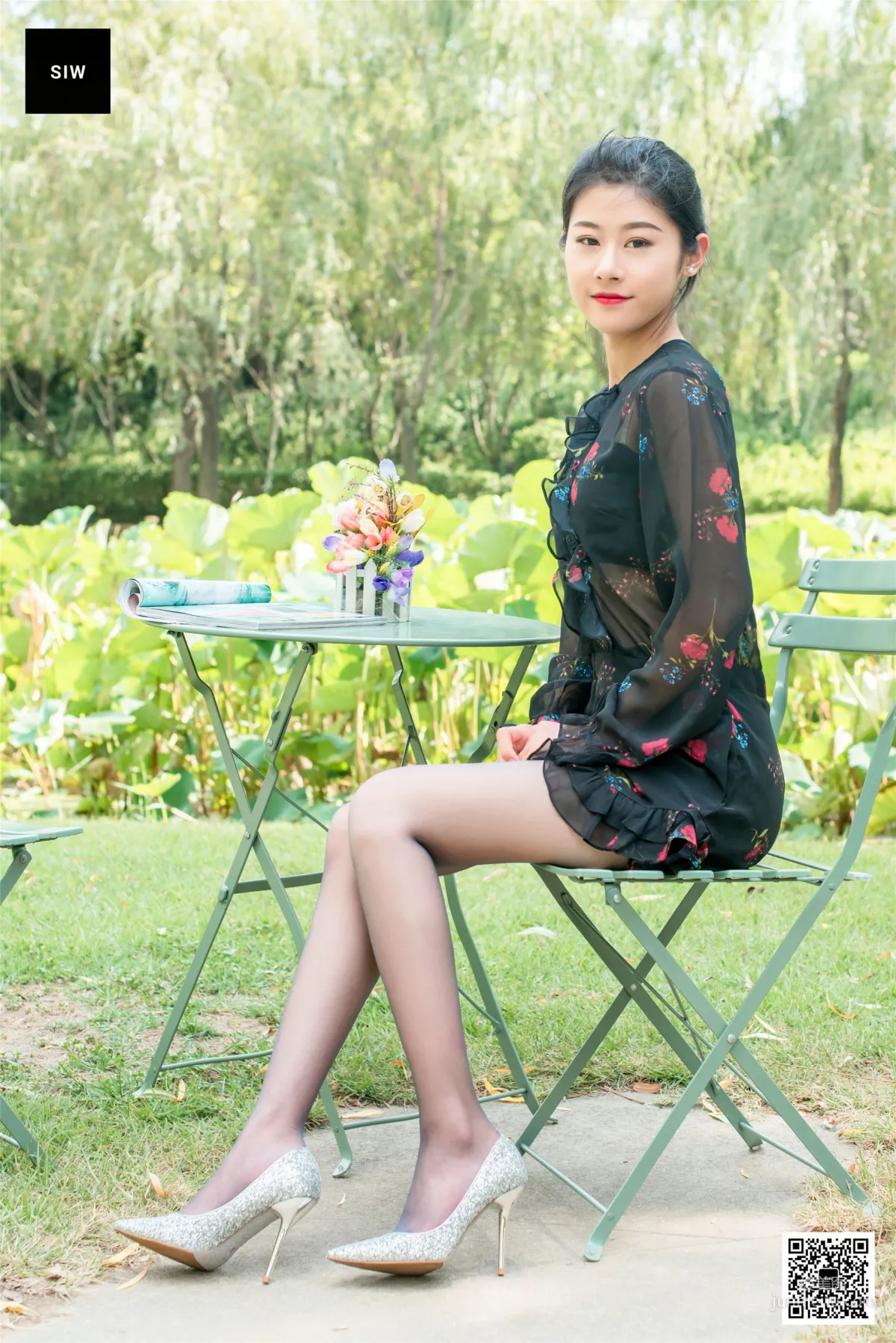 龙哥《黑色网纱碎花长袖连衣裙》 [SIW斯文传媒] 写真集