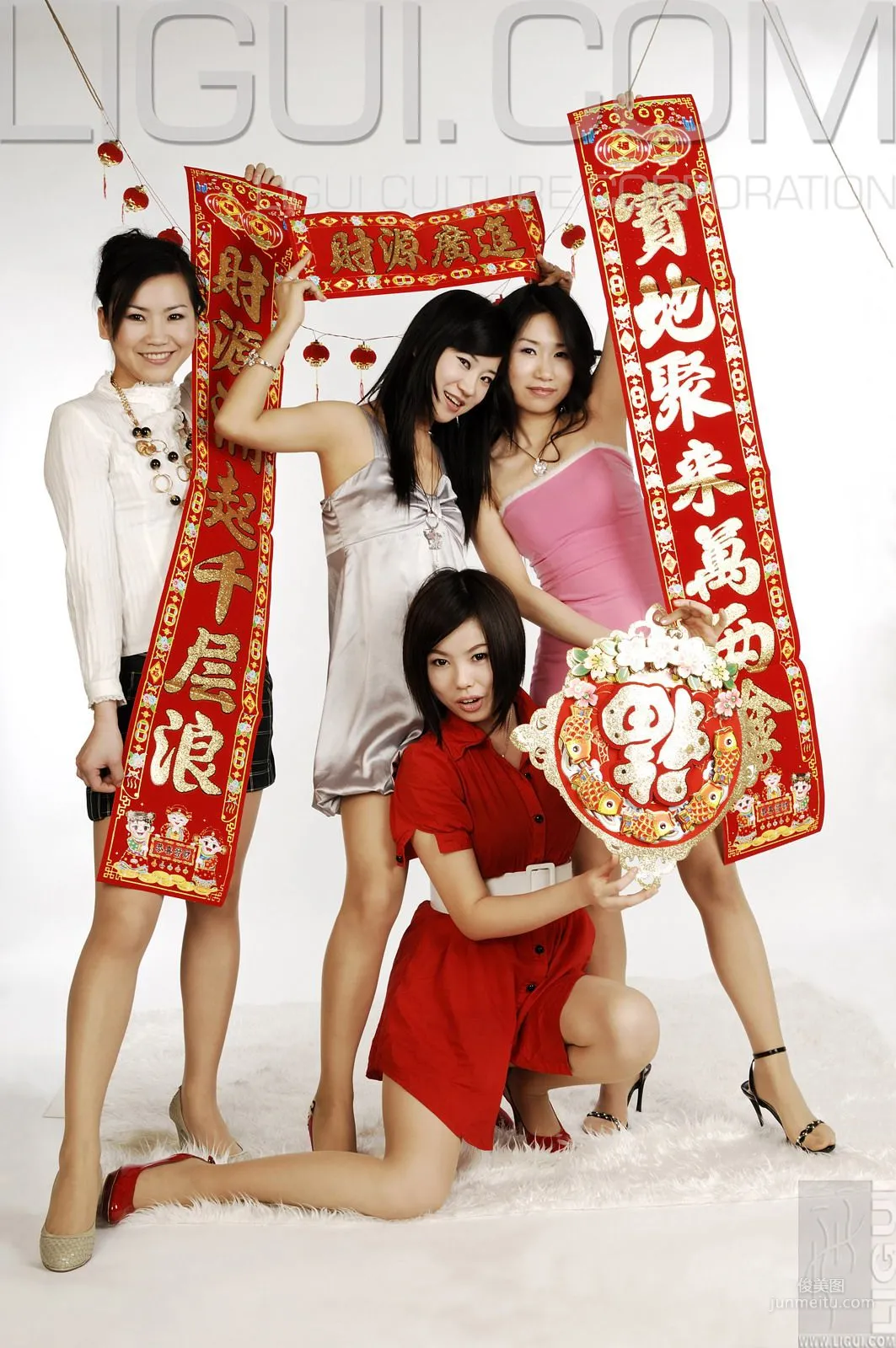 [丽柜LiGui] Model 卡鲁鲁＆慕子＆海伦＆由美《鼠年大吉》丝足写真图片