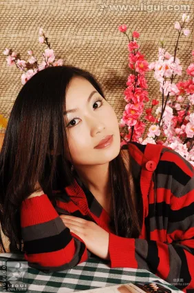 Model 小璐璐《居家风情美足踩踏》 [丽柜LiGui] 美腿玉足写真图片