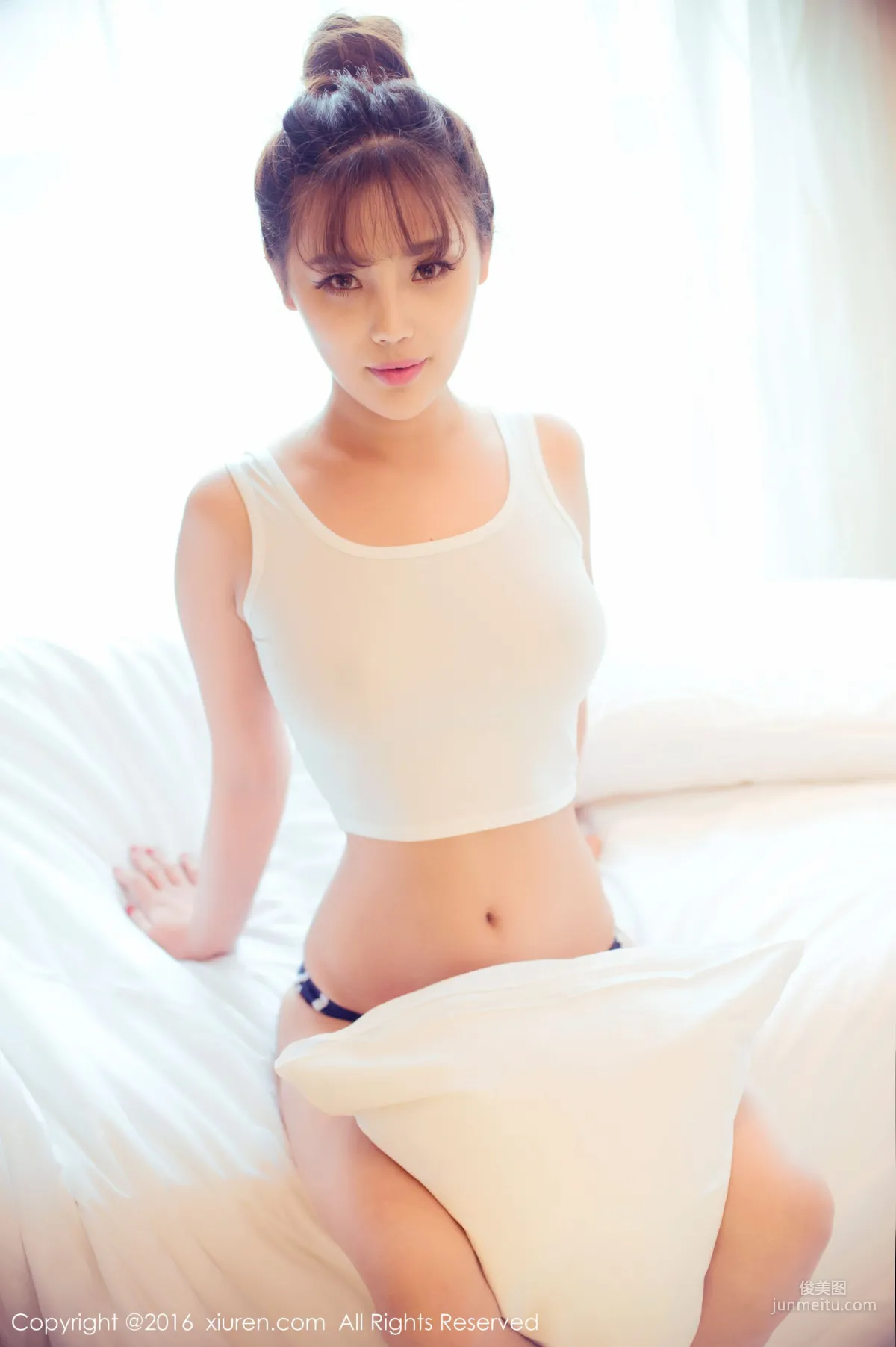 周予然《高叉泳衣、爆乳内衣、高跟美腿、白色超短工字背心装》 [秀人网XiuRen] No.633 写真集