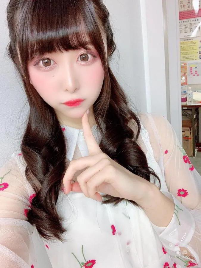 「鸭子坐」太诱惑!萌妹《真岛なおみ》美腿竟也这么修长!