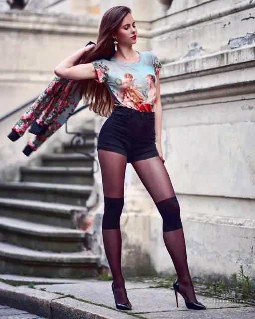 波兰博主「Ariadna Majewska」一场黑丝袜看到饱的盛宴!