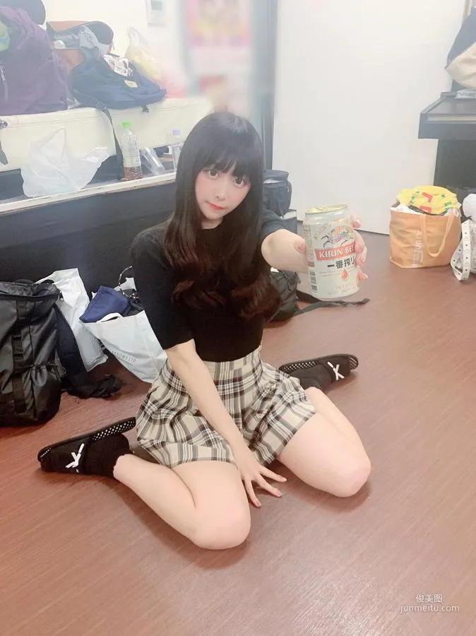 「鸭子坐」太诱惑!萌妹《真岛なおみ》美腿竟也这么修长!