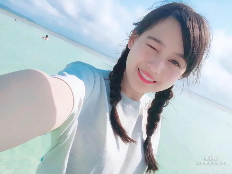 格斗选手旁的「举牌女郎」超可爱，冠军的焦点全被她抢走啦！