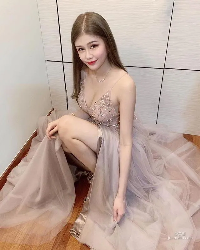 白皙长腿不科学！《大马妹子Elise》美到逆天的身材比例好惹火！