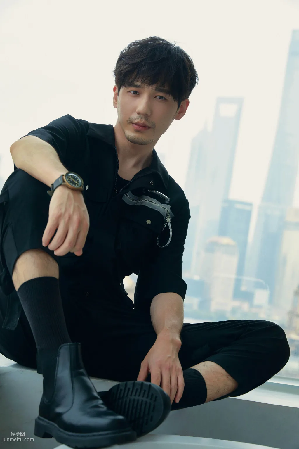 有胡渣的白宇更显男人魅力，陕西帅哥明星白宇酷黑工装写真图片