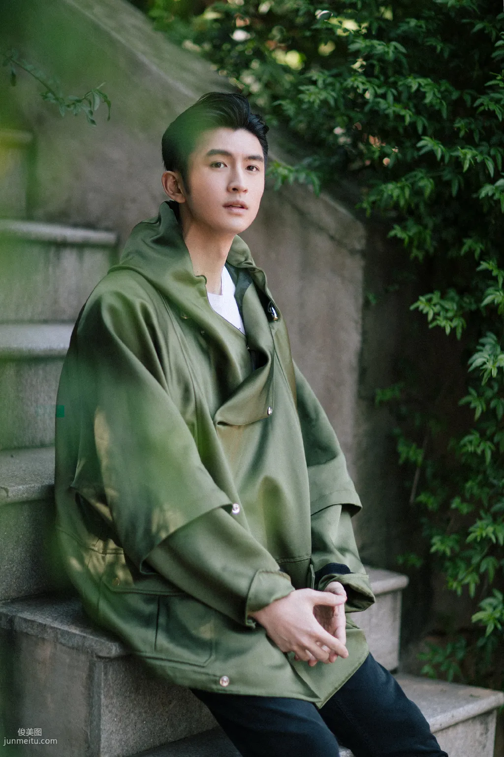 辽宁帅哥张云龙个性潮流墨绿大衣户外街拍写真照片
