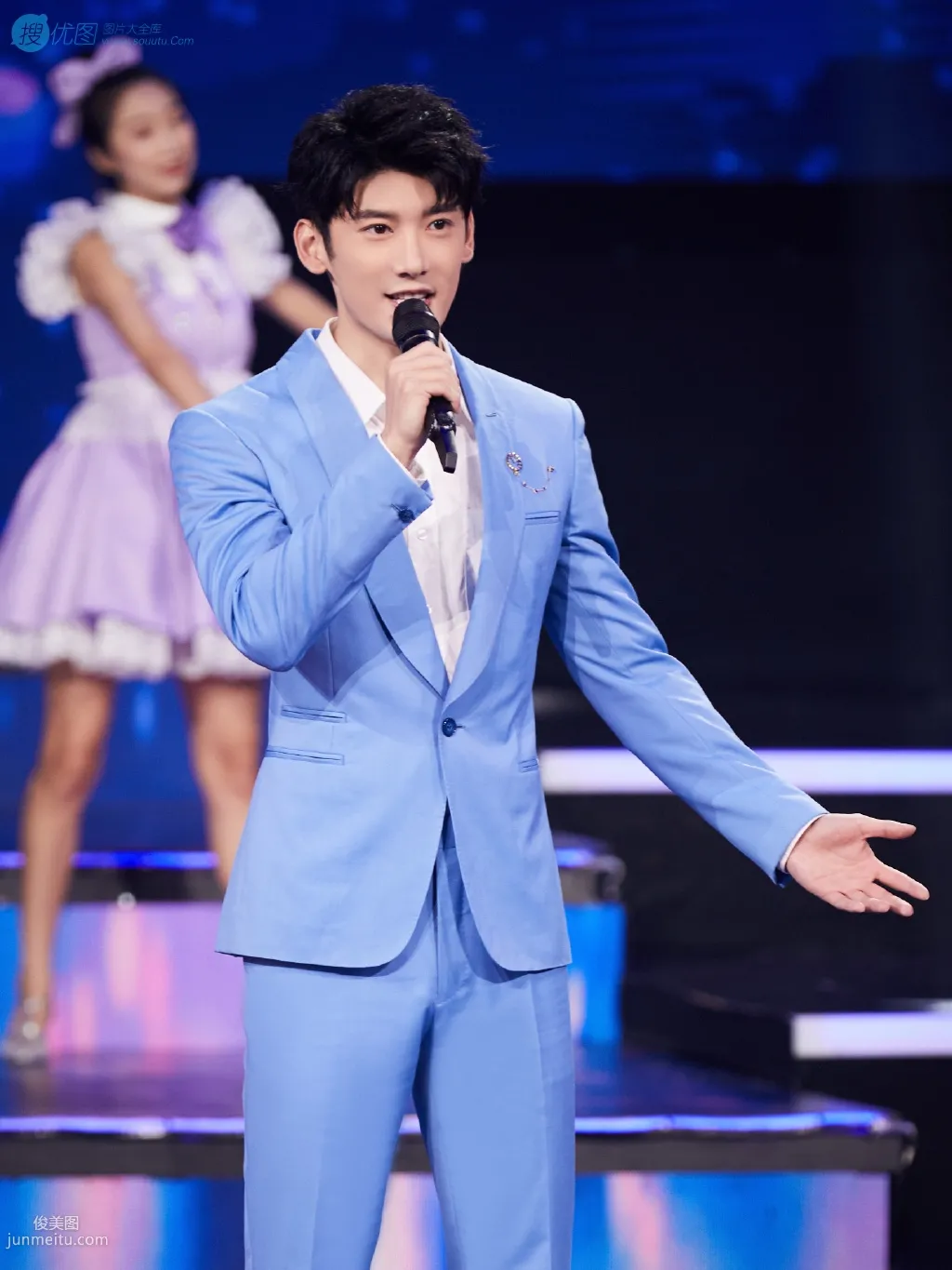 帅哥刘芮麟帅气发型搭淡蓝色西装写真，及舞台照片
