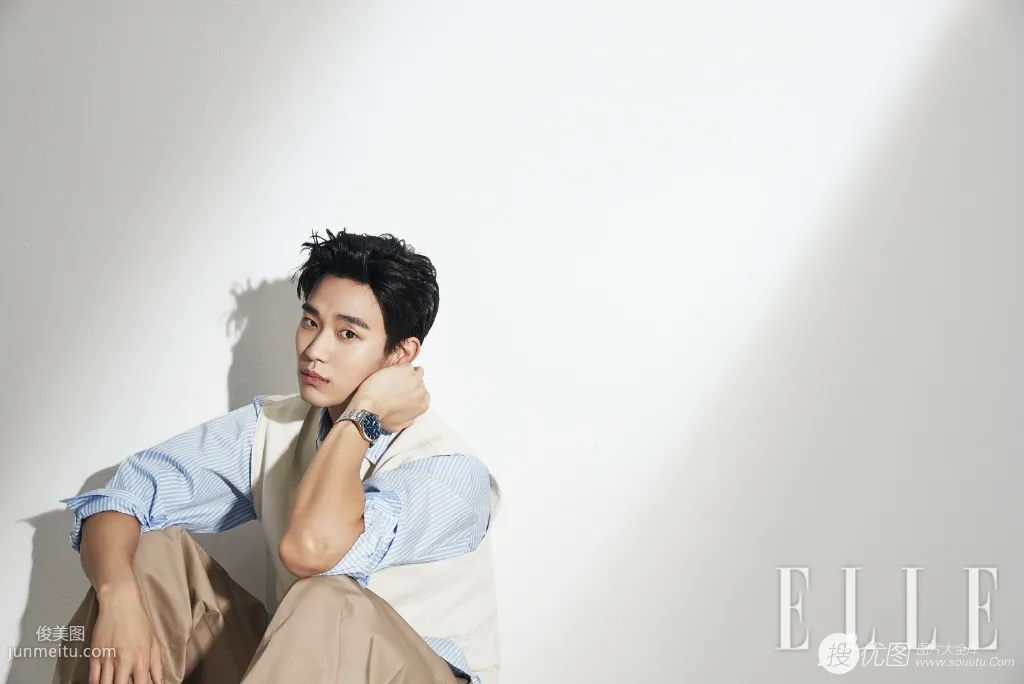 金秀贤手带名表帅气登2020年《ELLE》四月刊杂志封面写真图片