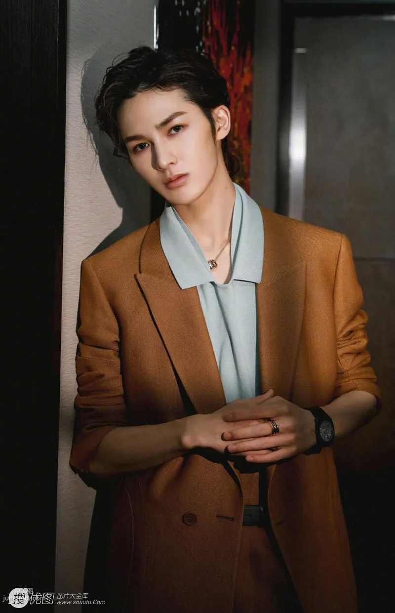朱正廷笔挺黄色西装写真图片，卷发发型帅气十足