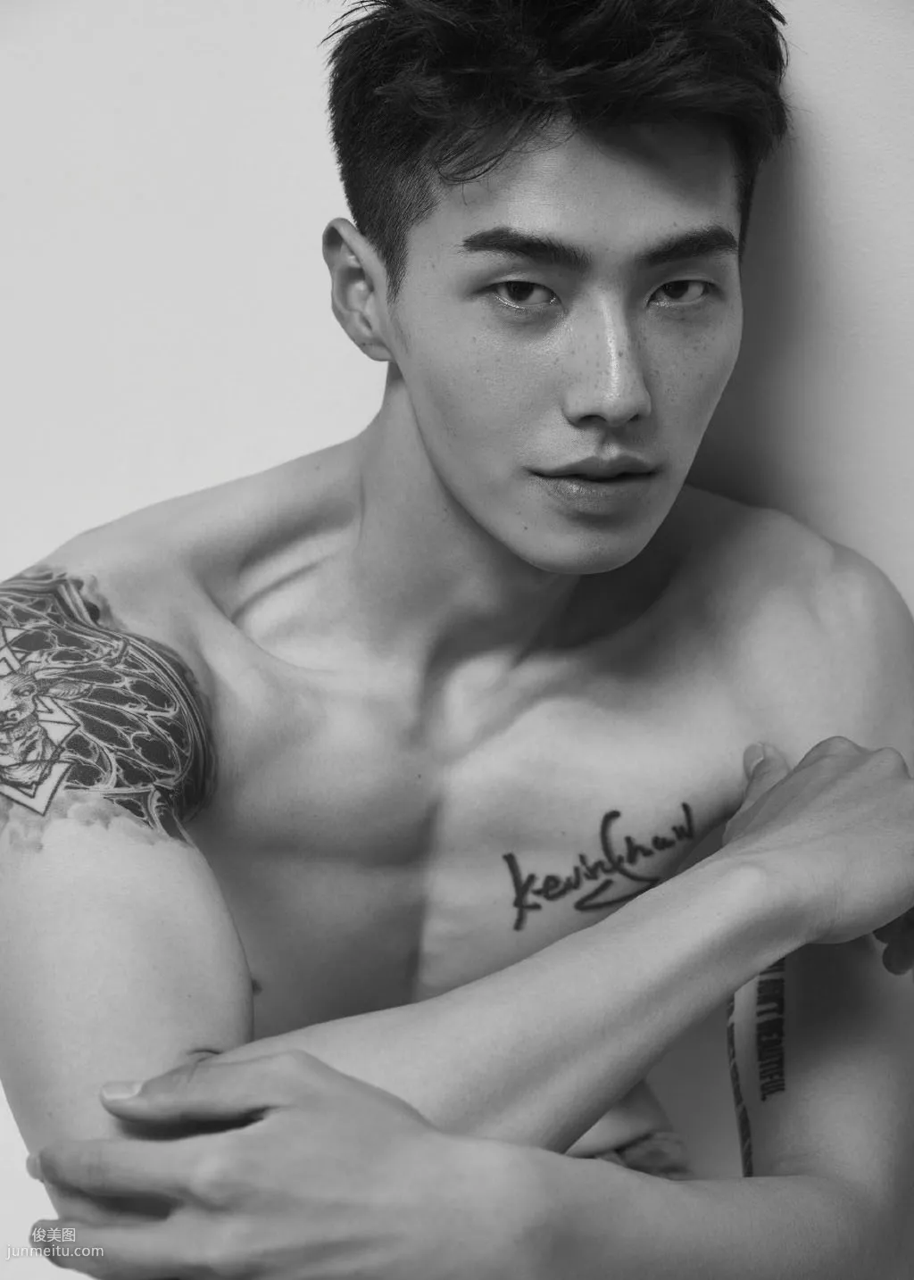 肌肉纹身男肖凯半裸上身秀完美身形杂志写真大片