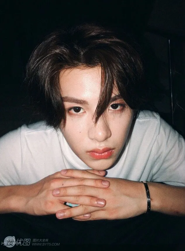 内地歌手组合NINE PERCENT成员黄明昊（Justin）自拍照片