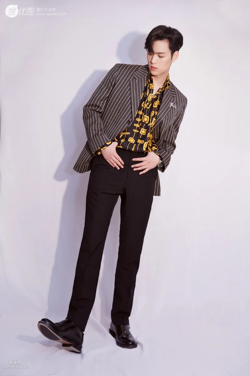 台湾演员，歌手董又霖（Jeffrey）帅气西装写真图片