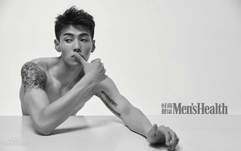 肌肉纹身男肖凯半裸上身秀完美身形杂志写真大片