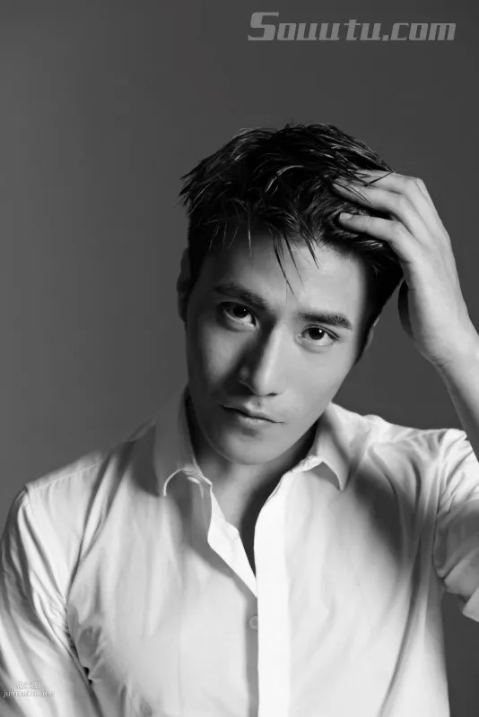 帅哥李晨浩黑白写真大片，大秀肌肉腹肌完美身材
