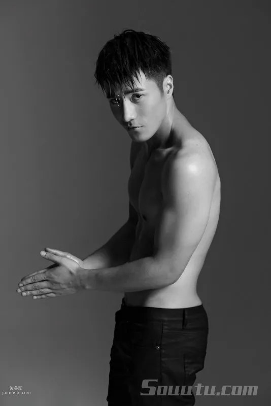 帅哥李晨浩黑白写真大片，大秀肌肉腹肌完美身材