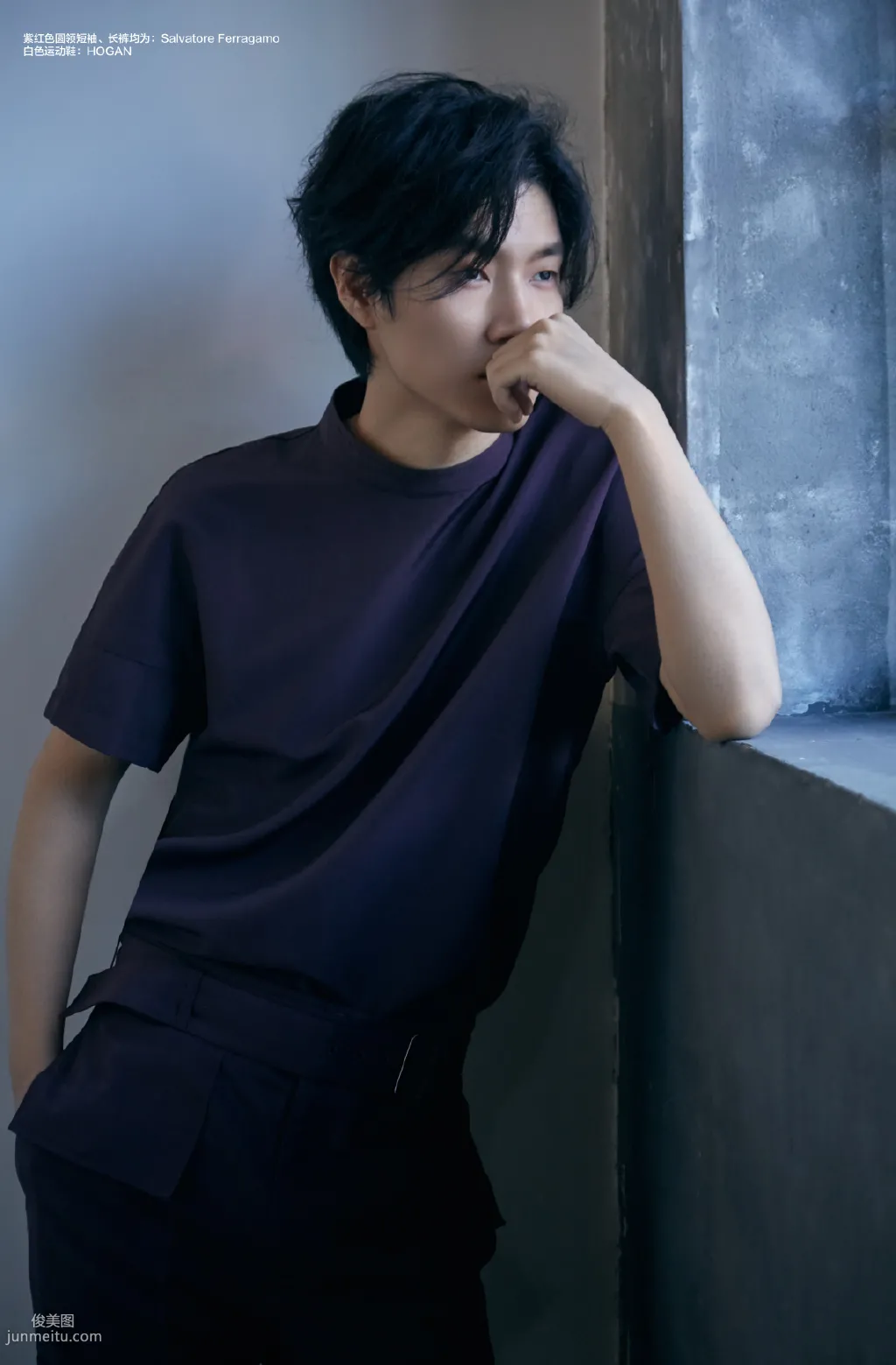 男低音歌手王晰帅气休闲装小白鞋杂志写真图片