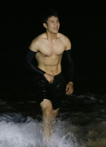 肌肉帅哥韩东君性感写真，大秀六块腹肌，身材健美迷人
