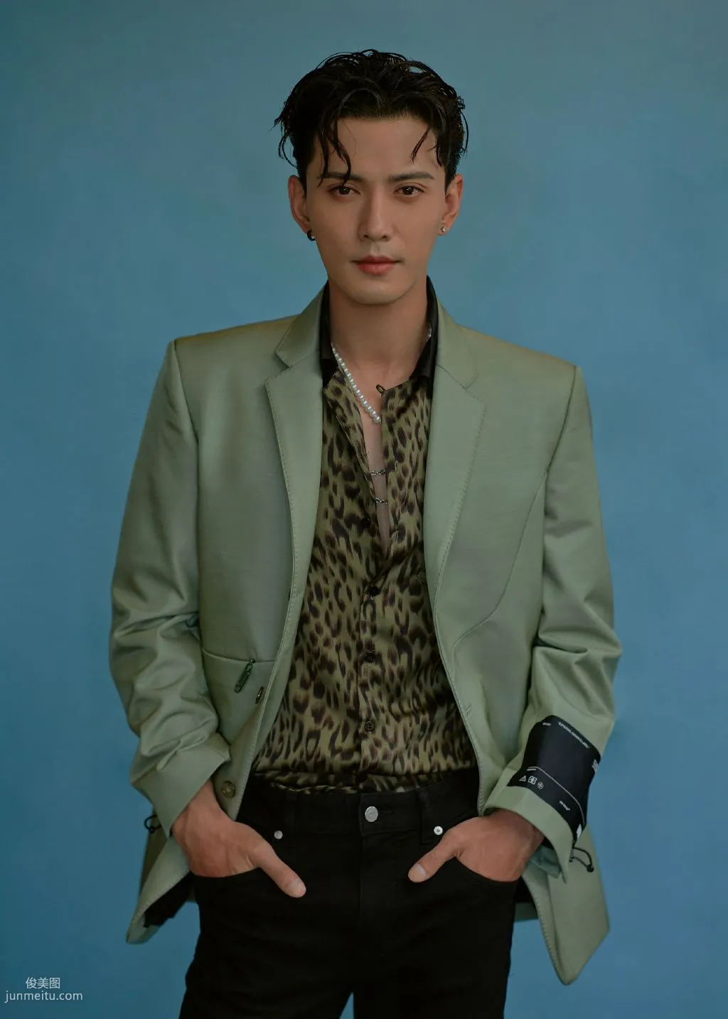 徐正溪中分卷发发型帅气硬朗写真，潮流豹纹衬衫吸人眼球