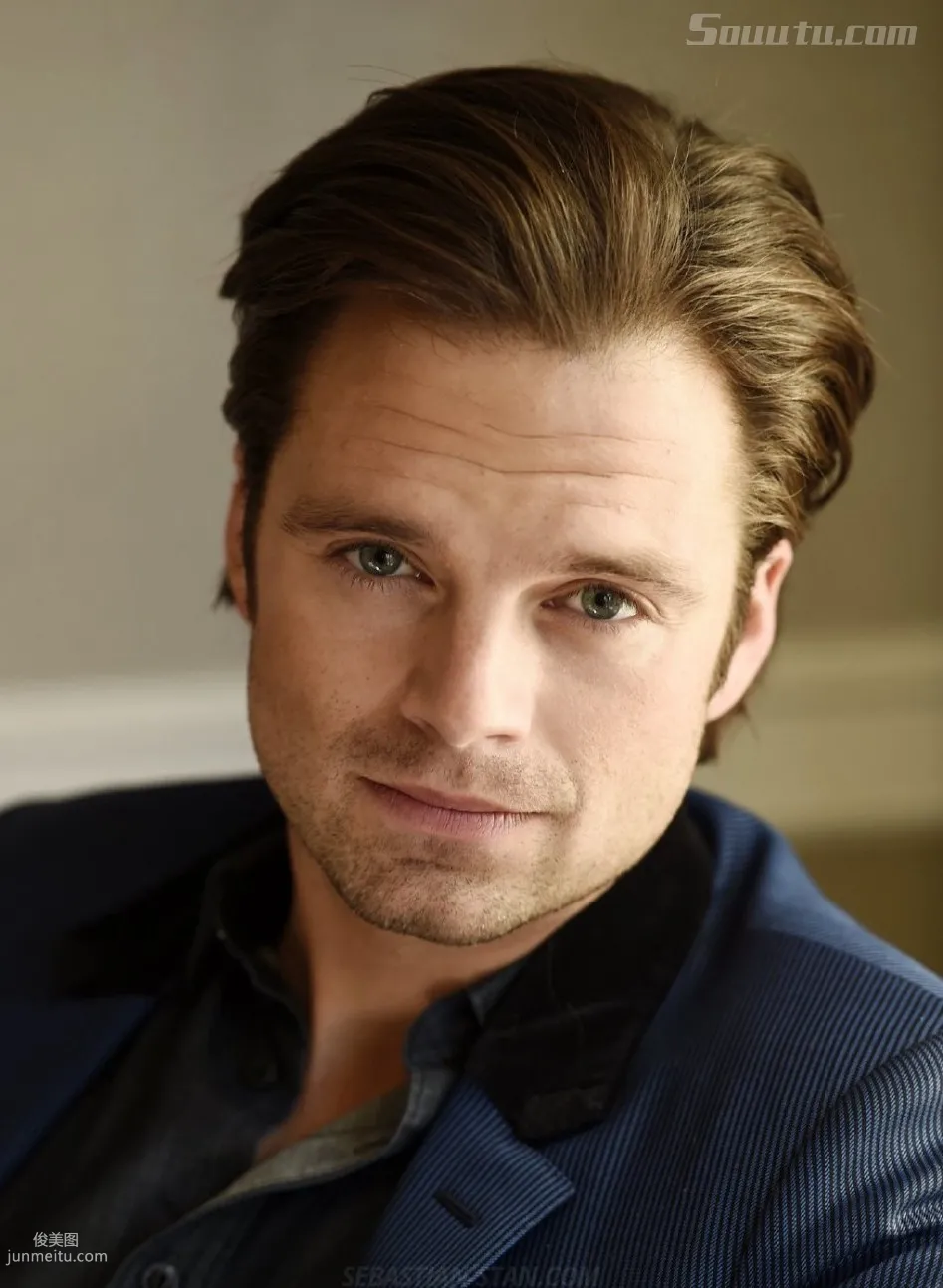 西装帅哥塞巴斯蒂安-斯坦（Sebastian Stan）写真
