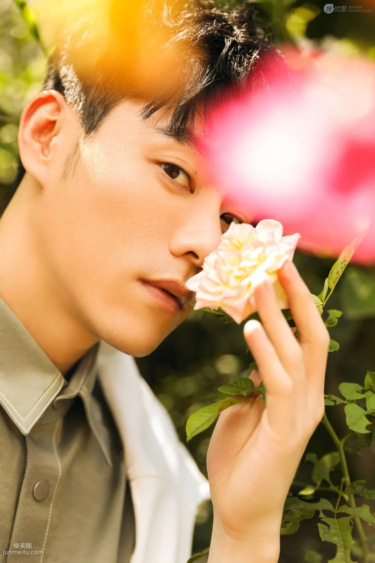 李程彬休闲格纹西服与花同框唯美画面写真图片