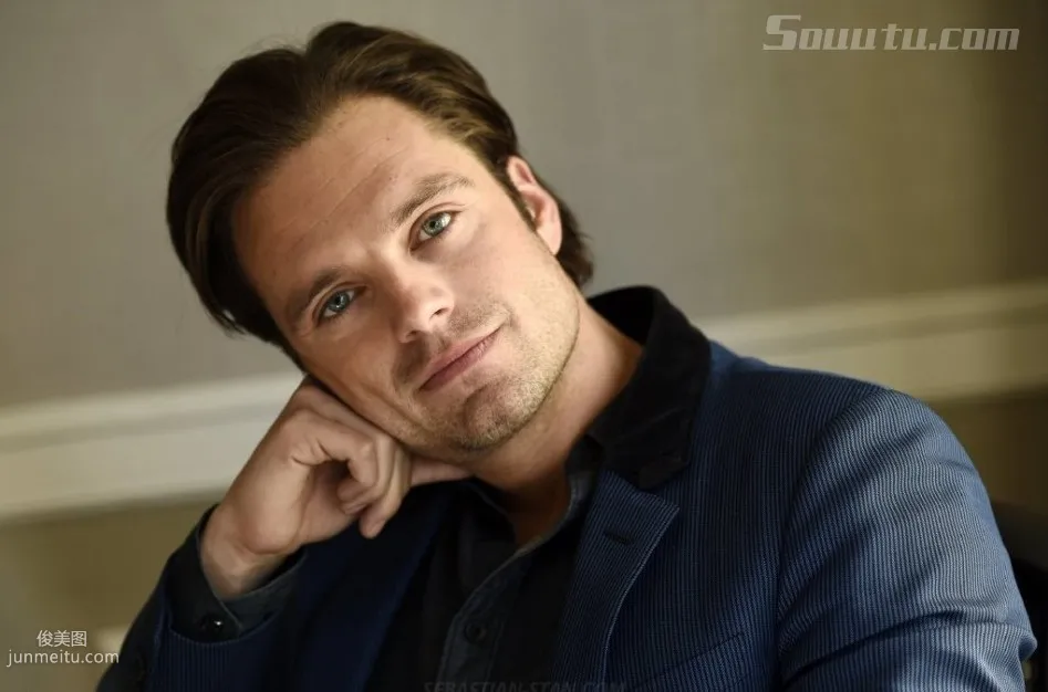 西装帅哥塞巴斯蒂安-斯坦（Sebastian Stan）写真