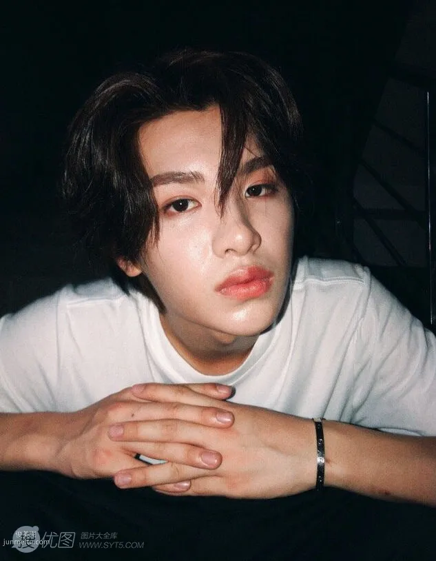 内地歌手组合NINE PERCENT成员黄明昊（Justin）自拍照片