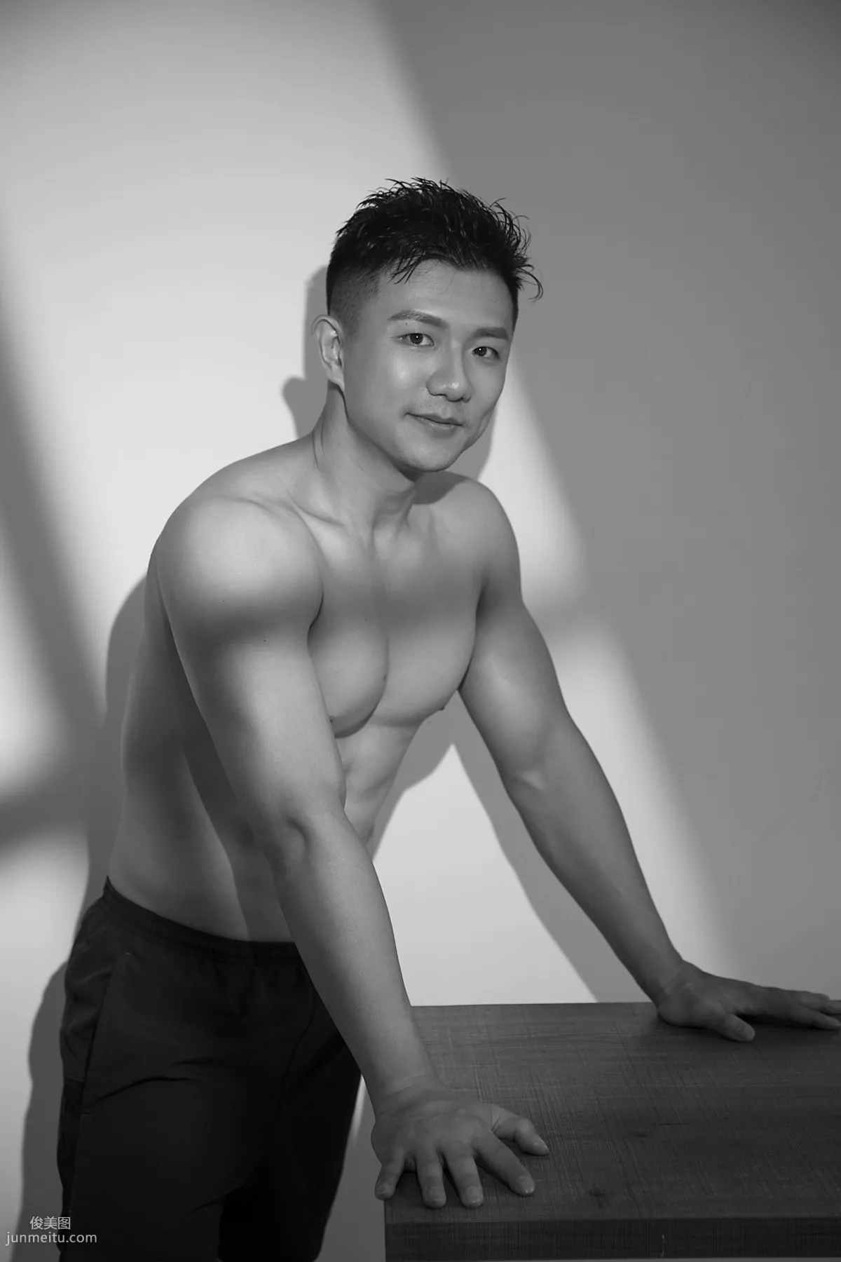 运动明星陈一冰微博晒写真，半裸上身首秀肌肉，线条完美