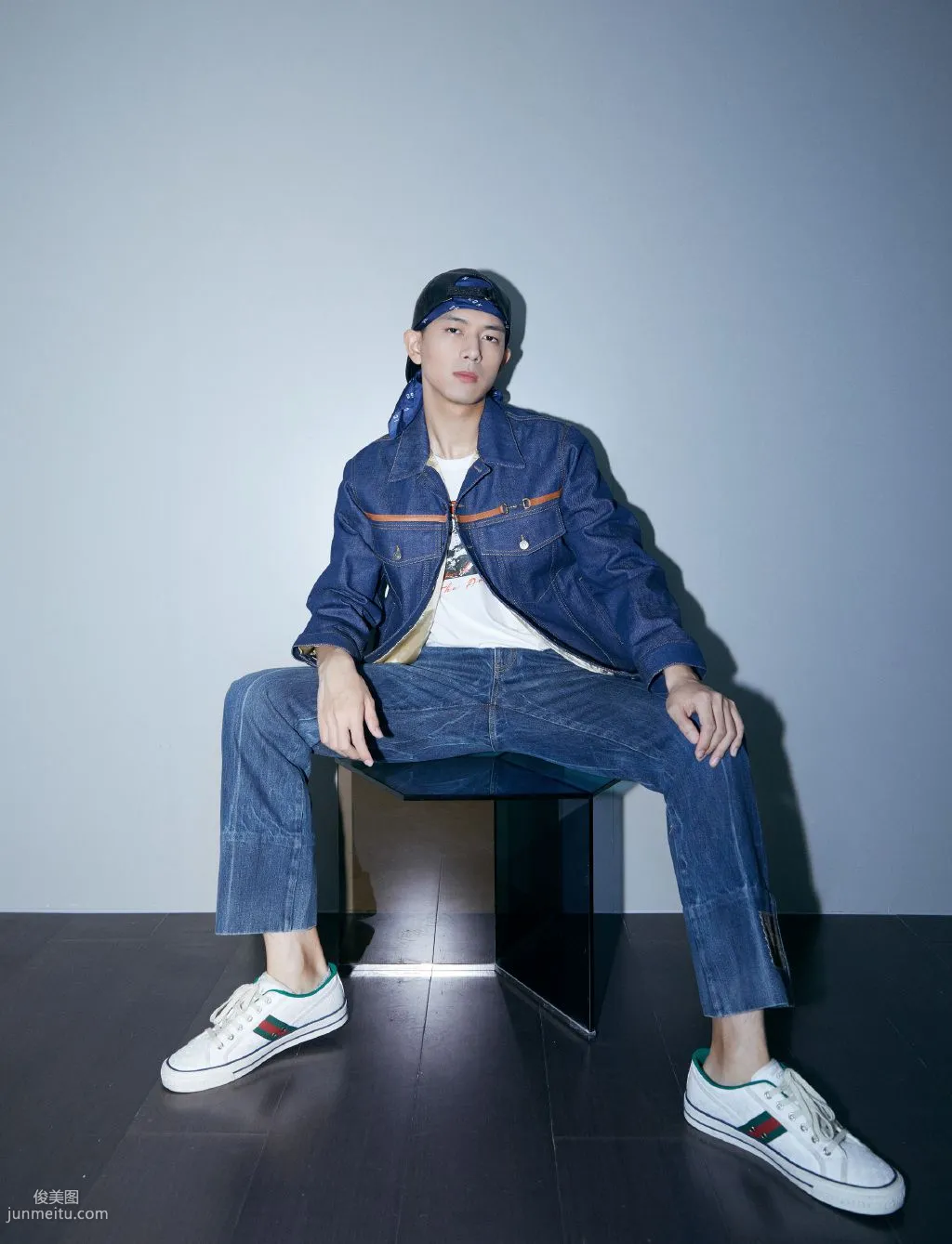 绑着头巾，穿着牛仔衣裤套装的帅哥明星潮男李现图片