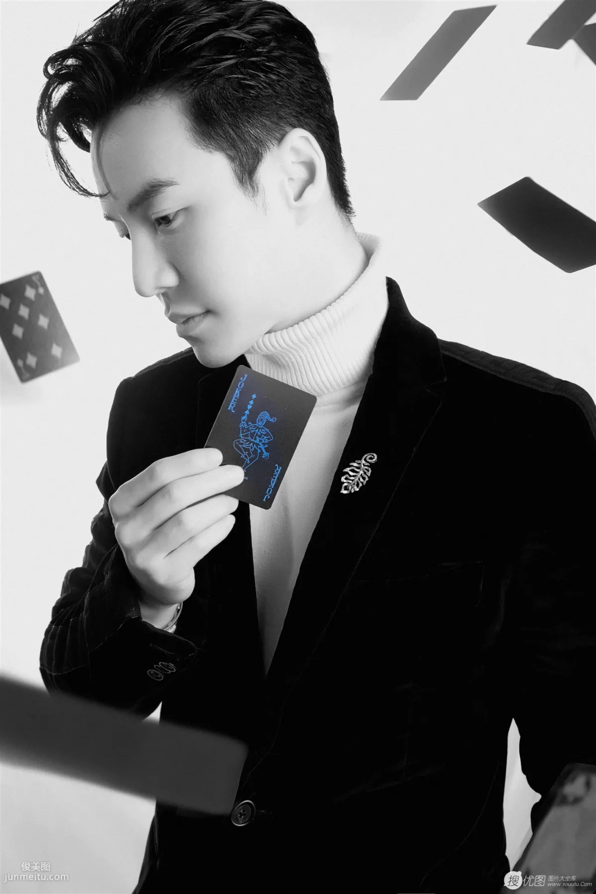 马来西亚帅气男星王冠逸黑白写真图片