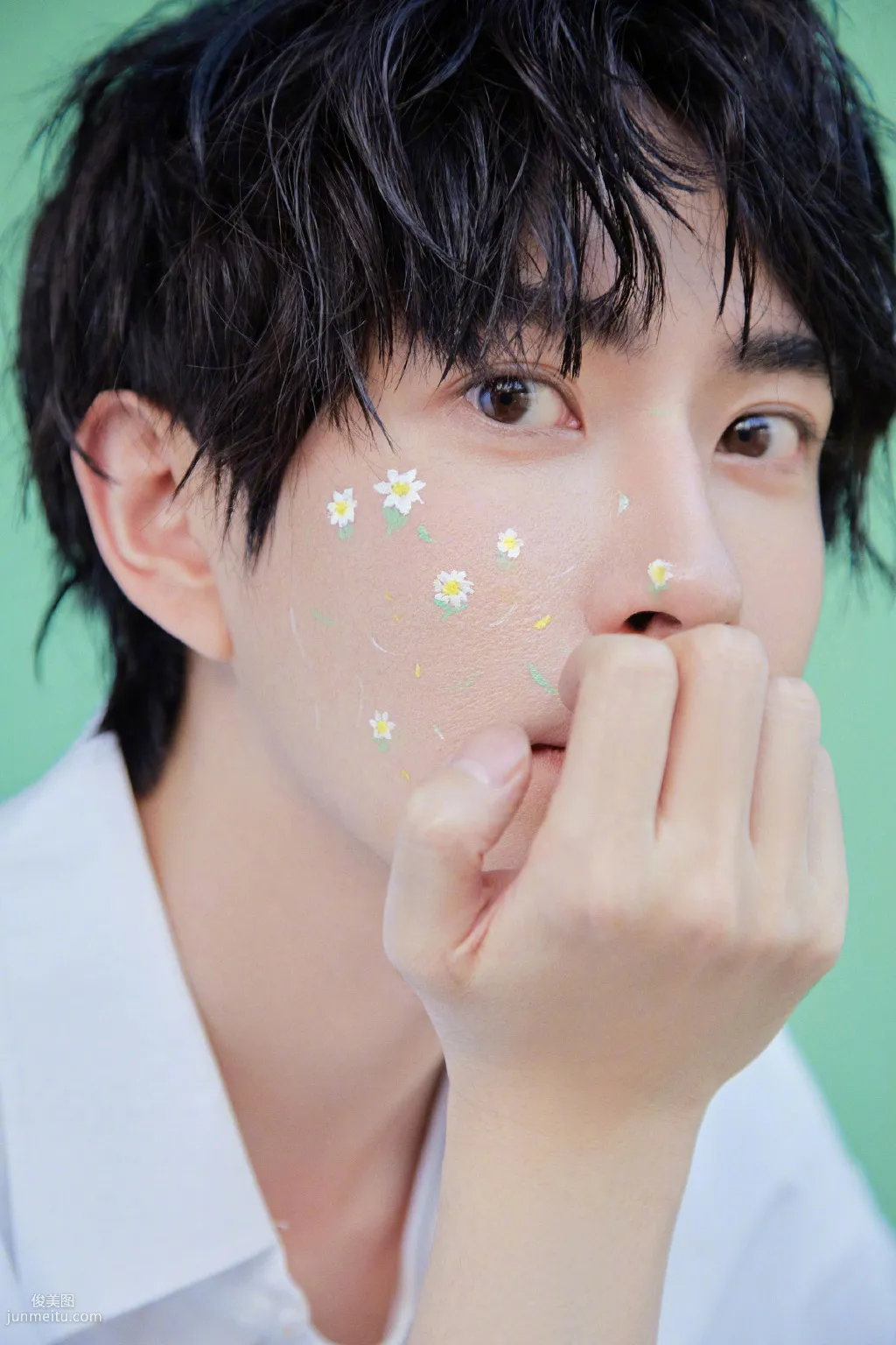 新疆乌鲁木齐帅哥于朦胧白色衬衣背心清新写真图片