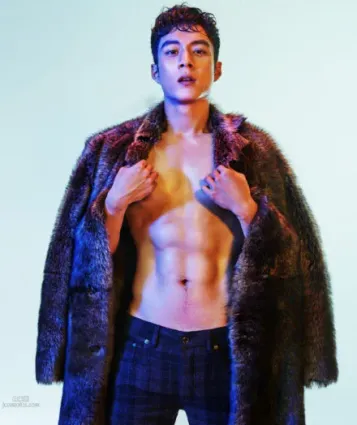 肌肉帅哥韩东君性感写真，大秀六块腹肌，身材健美迷人