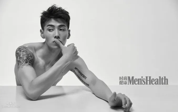 肌肉纹身男肖凯半裸上身秀完美身形杂志写真大片