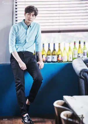 闵京勋休闲随心居家写真，尽显稳重知性熟男本质