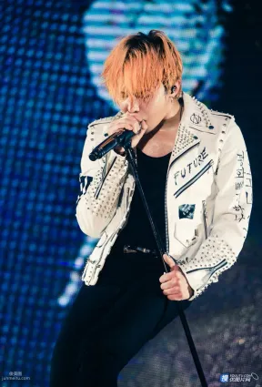 韩国帅男团BigBang演出舞台照，灯光闪烁，魅力四射