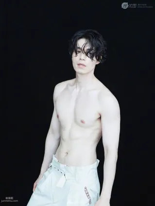 肌肉男李栋旭高清肌肉写真图片，尽显完美身材比例