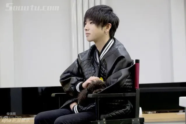 华晨宇（小花花）后台照，怀抱小狗，爱宠之心可见一般