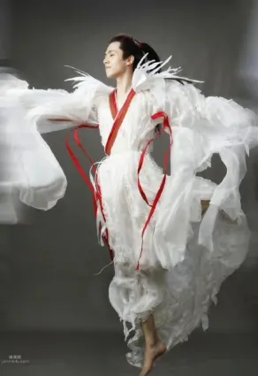 刘昊然早前《妖猫传》仙气十足定妆照片，这是要起飞的节奏啊！